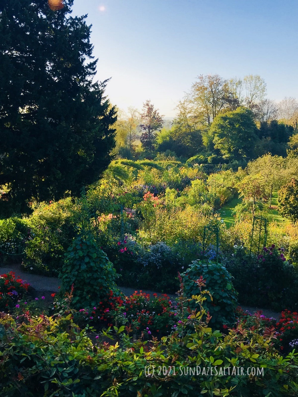 October Garden Chores_Essential Autumn Tasks In Your Garden_Your Fall To-Do List Stunning Garden in France in Late October